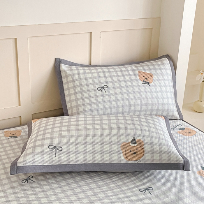 91家纺网 家纺一手货源 找家纺 柒月家居 2026新款小清新印花冰藤凉席席子-床笠款 格格熊