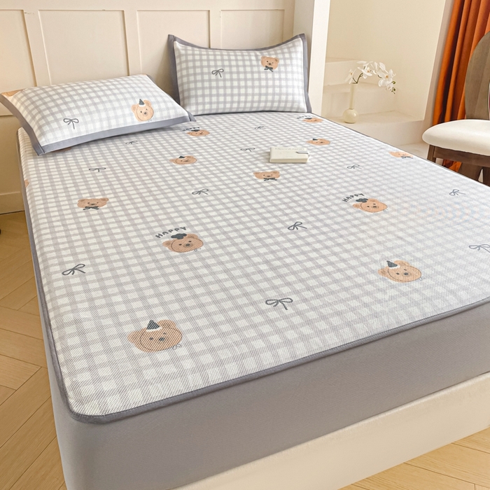 91家纺网 家纺一手货源 找家纺 柒月家居 2026新款小清新印花冰藤凉席席子-床笠款 格格熊