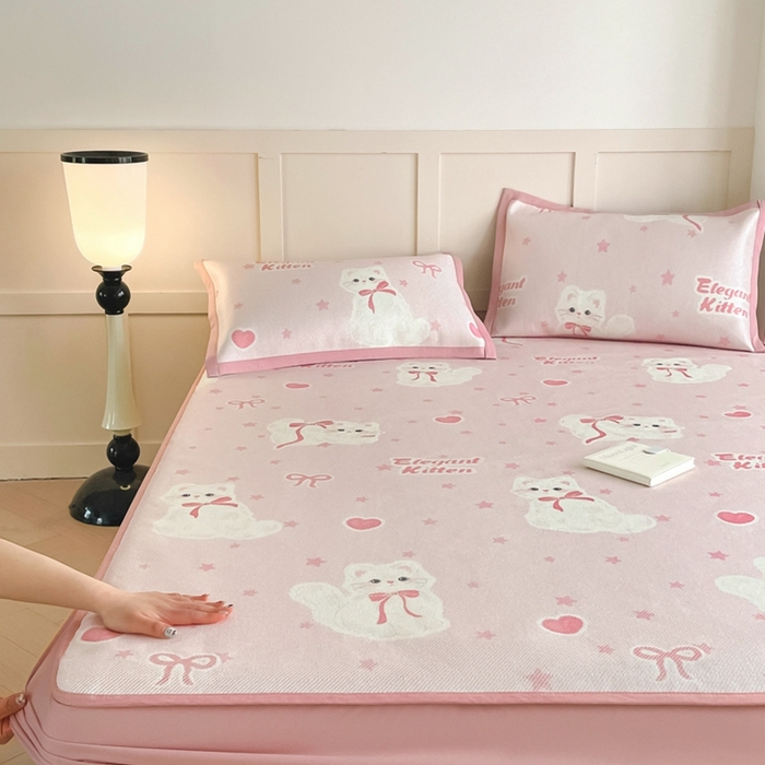 91家纺网 家纺一手货源 找家纺 柒月家居 2026新款小清新印花冰藤凉席席子-床笠款 猫猫日记