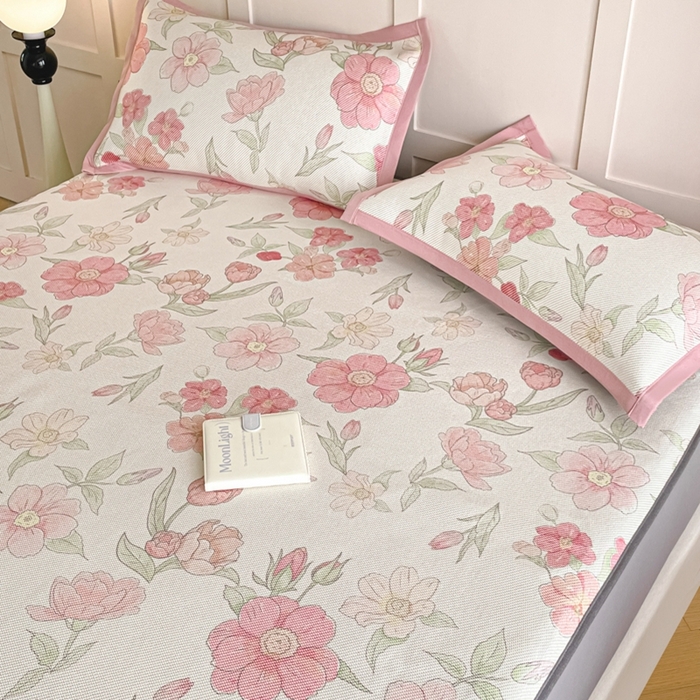 91家纺网 家纺一手货源 找家纺 柒月家居 2026新款小清新印花冰藤凉席席子-床笠款 粉色花海