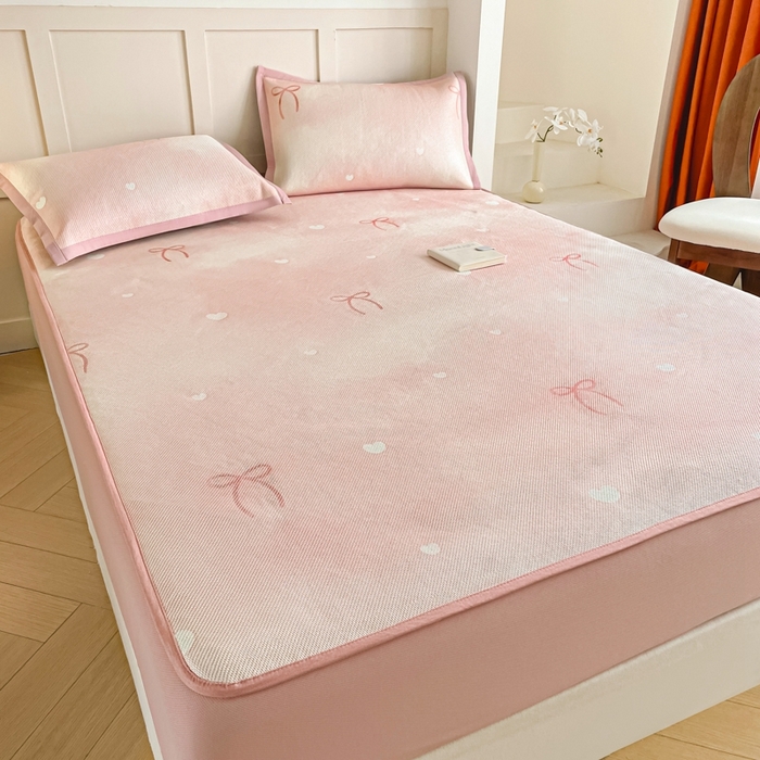 91家纺网 家纺一手货源 找家纺 柒月家居 2026新款小清新印花冰藤凉席席子-床笠款 爱心蝴蝶结