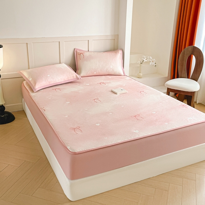 91家纺网 家纺一手货源 找家纺 柒月家居 2026新款小清新印花冰藤凉席席子-床笠款 爱心蝴蝶结