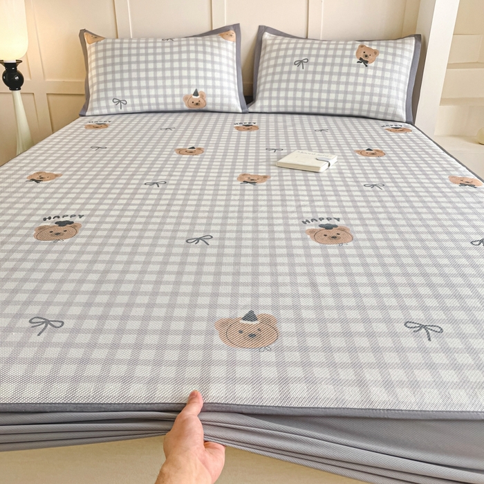 91家纺网 家纺一手货源 找家纺 柒月家居 2026新款小清新印花冰藤凉席席子-床笠款 格格熊