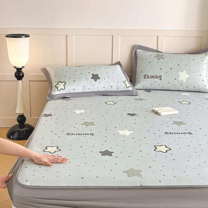 91家纺网 家纺一手货源 找家纺 柒月家居 2026新款小清新印花冰藤凉席席子-床笠款 夜空