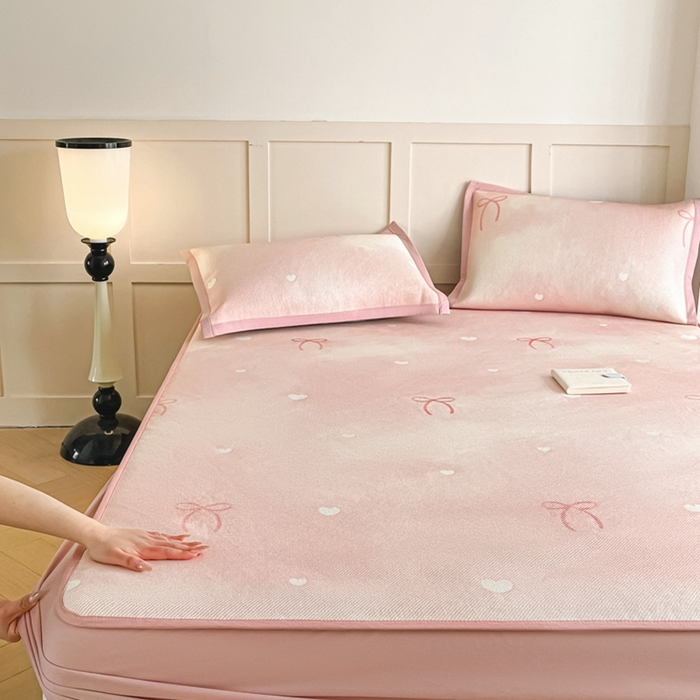 91家纺网 家纺一手货源 找家纺 柒月家居 2026新款小清新印花冰藤凉席席子-床笠款 爱心蝴蝶结