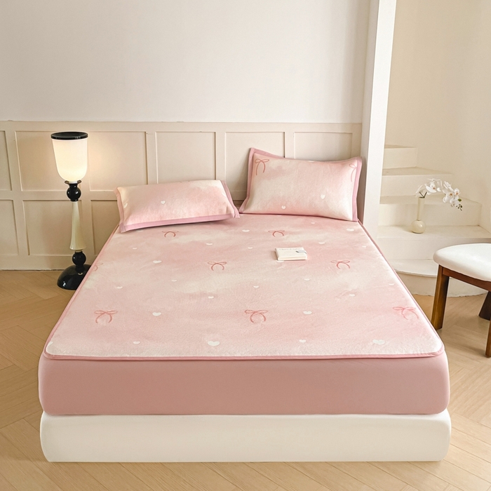 91家纺网 家纺一手货源 找家纺 柒月家居 2026新款小清新印花冰藤凉席席子-床笠款 爱心蝴蝶结