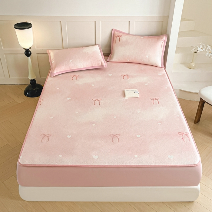 91家纺网 家纺一手货源 找家纺 柒月家居 2026新款小清新印花冰藤凉席席子-床笠款 爱心蝴蝶结