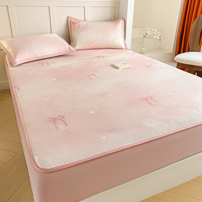 91家纺网 家纺一手货源 找家纺 柒月家居 2026新款小清新印花冰藤凉席席子-床笠款 爱心蝴蝶结