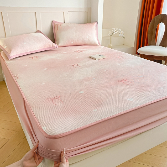 91家纺网 家纺一手货源 找家纺 柒月家居 2026新款小清新印花冰藤凉席席子-床笠款 爱心蝴蝶结