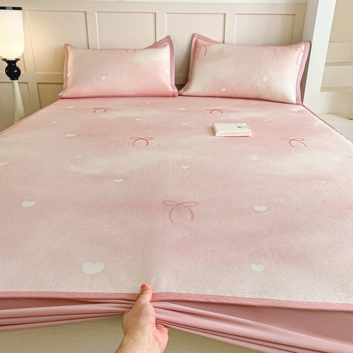 91家纺网 家纺一手货源 找家纺 柒月家居 2026新款小清新印花冰藤凉席席子-床笠款 爱心蝴蝶结