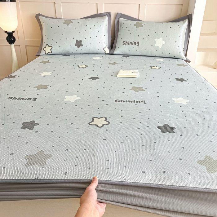 91家纺网 家纺一手货源 找家纺 柒月家居 2026新款小清新印花冰藤凉席席子-床笠款 夜空