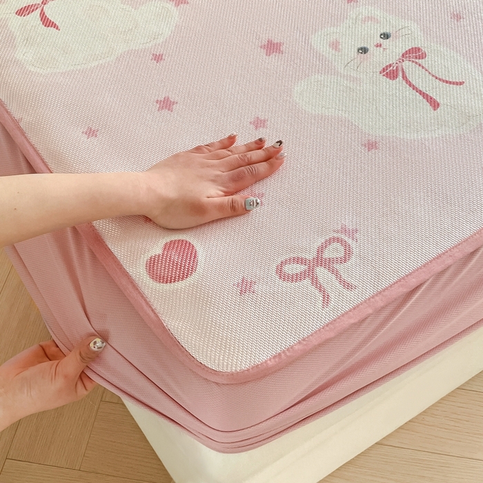 91家纺网 家纺一手货源 找家纺 柒月家居 2026新款小清新印花冰藤凉席席子-床笠款 猫猫日记