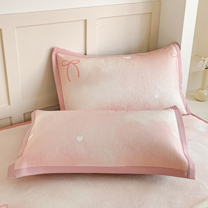 91家纺网 家纺一手货源 找家纺 柒月家居 2026新款小清新印花冰藤凉席席子-床笠款 爱心蝴蝶结