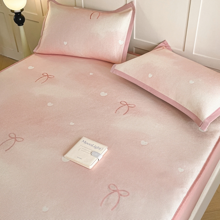 91家纺网 家纺一手货源 找家纺 柒月家居 2026新款小清新印花冰藤凉席席子-床笠款 爱心蝴蝶结