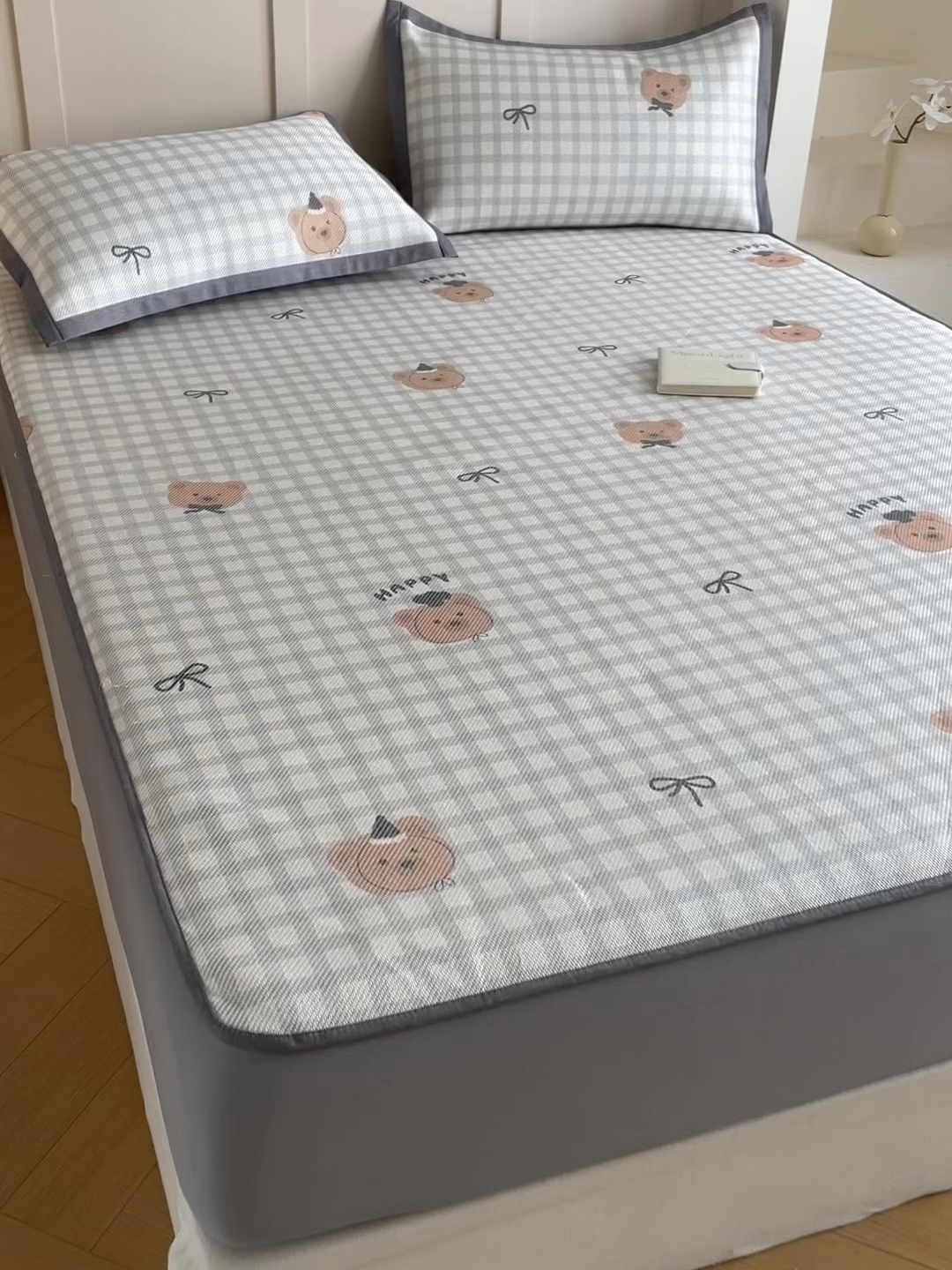 91家纺网 家纺一手货源 找家纺 柒月家居 2026新款小清新印花冰藤凉席席子-床笠款 格格熊