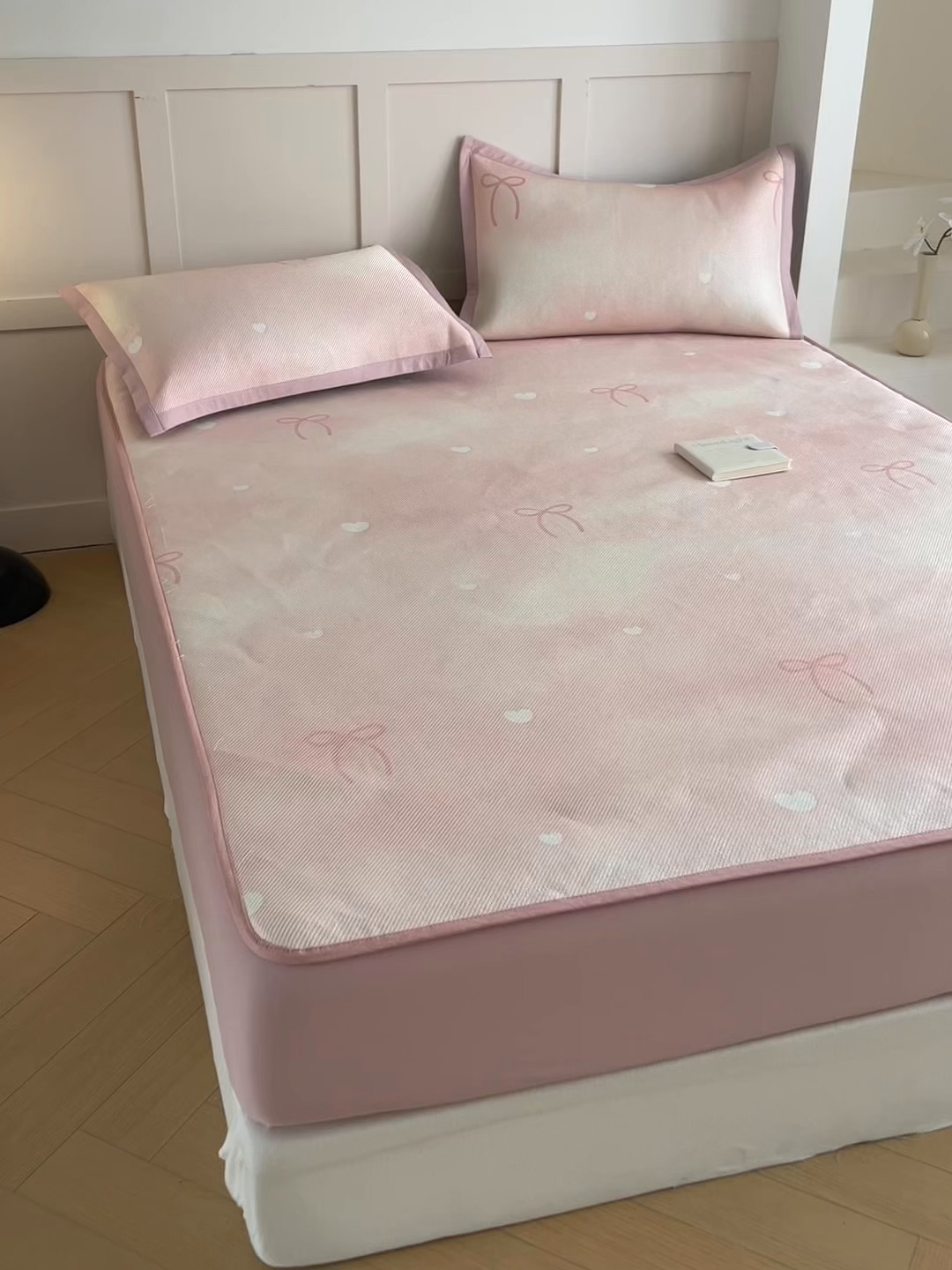 91家纺网 家纺一手货源 找家纺 柒月家居 2026新款小清新印花冰藤凉席席子-床笠款 爱心蝴蝶结