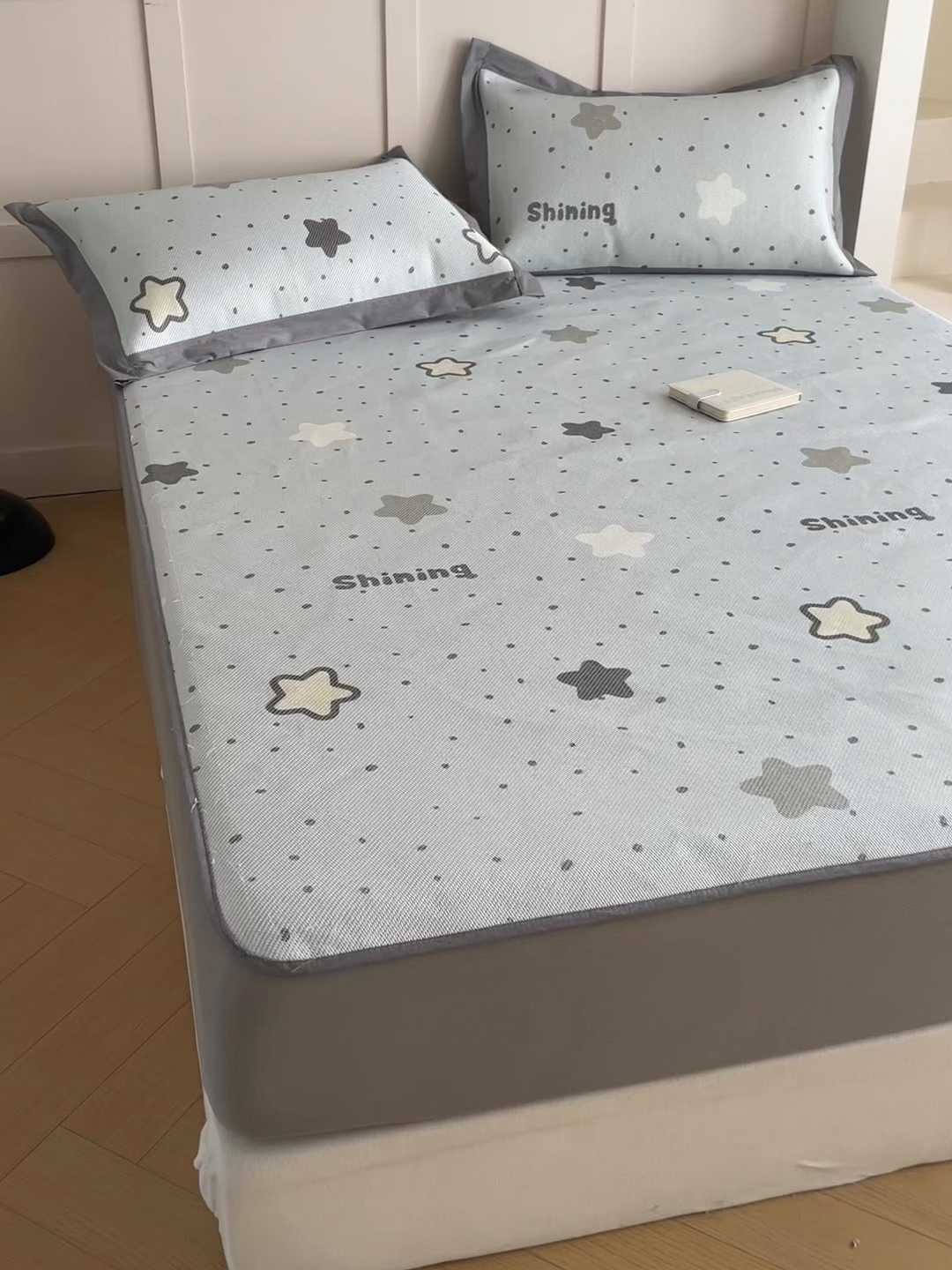 91家纺网 家纺一手货源 找家纺 柒月家居 2026新款小清新印花冰藤凉席席子-床笠款 夜空