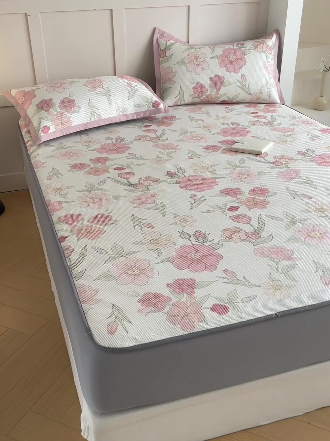 91家纺网 家纺一手货源 找家纺 柒月家居 2026新款小清新印花冰藤凉席席子-床笠款 粉色花海