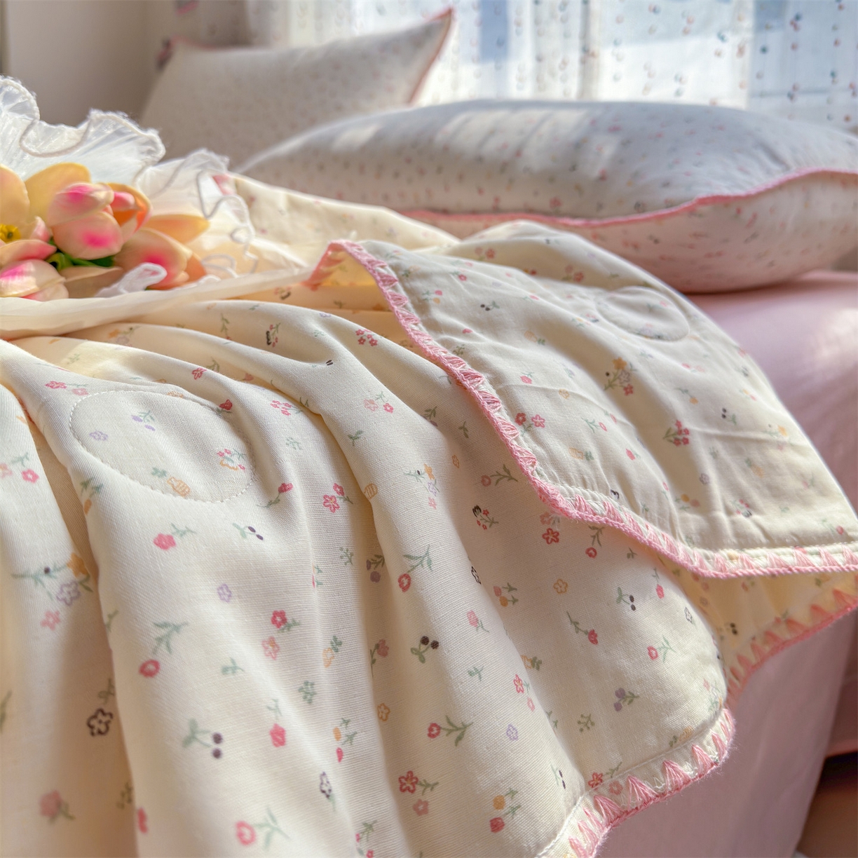 91家纺网 家纺一手货源 找家纺 被窝家纺 2026春夏新款贝壳边全棉双层纱大豆夏凉被空调被夏被四件套 小野花