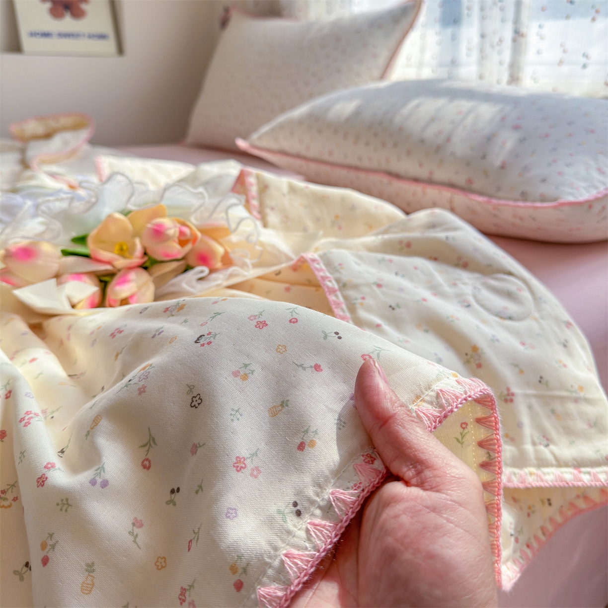 91家纺网 家纺一手货源 找家纺 被窝家纺 2026春夏新款贝壳边全棉双层纱大豆夏凉被空调被夏被四件套 小野花