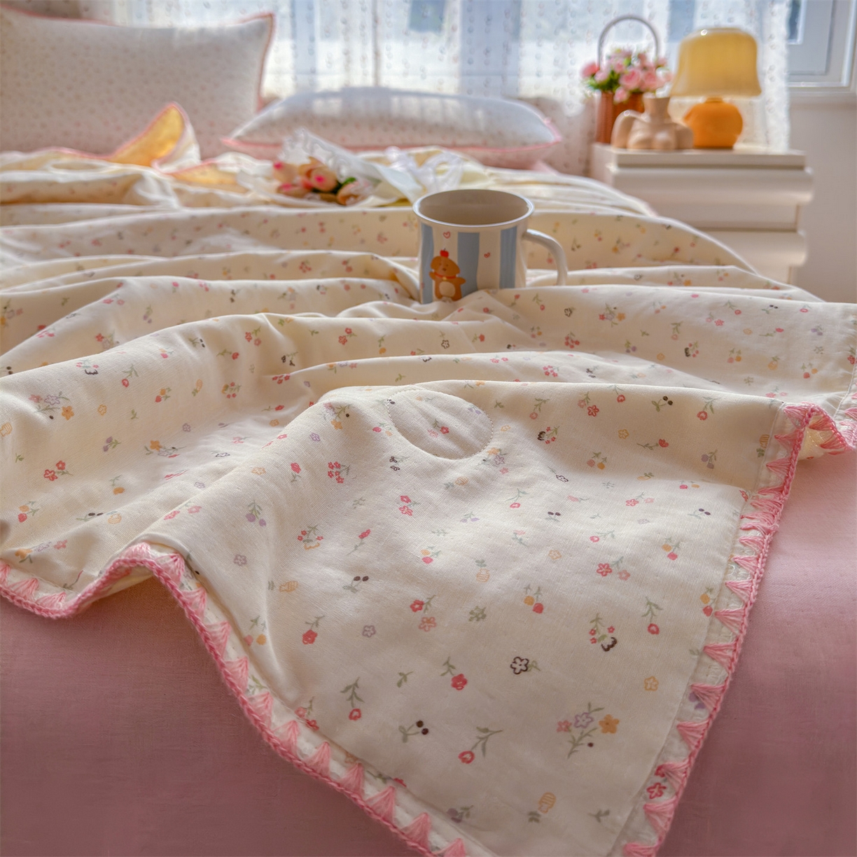 91家纺网 家纺一手货源 找家纺 被窝家纺 2026春夏新款贝壳边全棉双层纱大豆夏凉被空调被夏被四件套 小野花