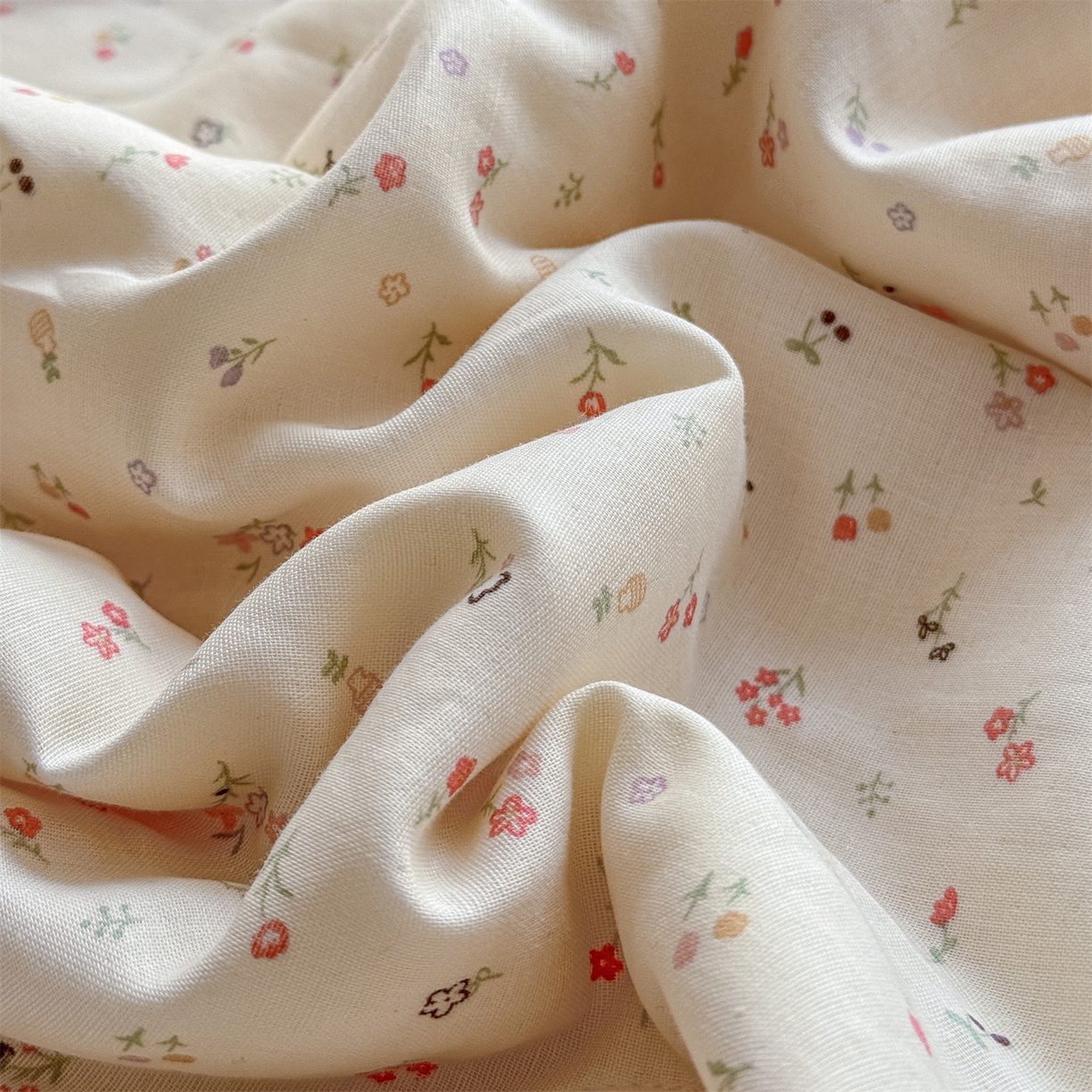 91家纺网 家纺一手货源 找家纺 被窝家纺 2026春夏新款贝壳边全棉双层纱大豆夏凉被空调被夏被四件套 小野花