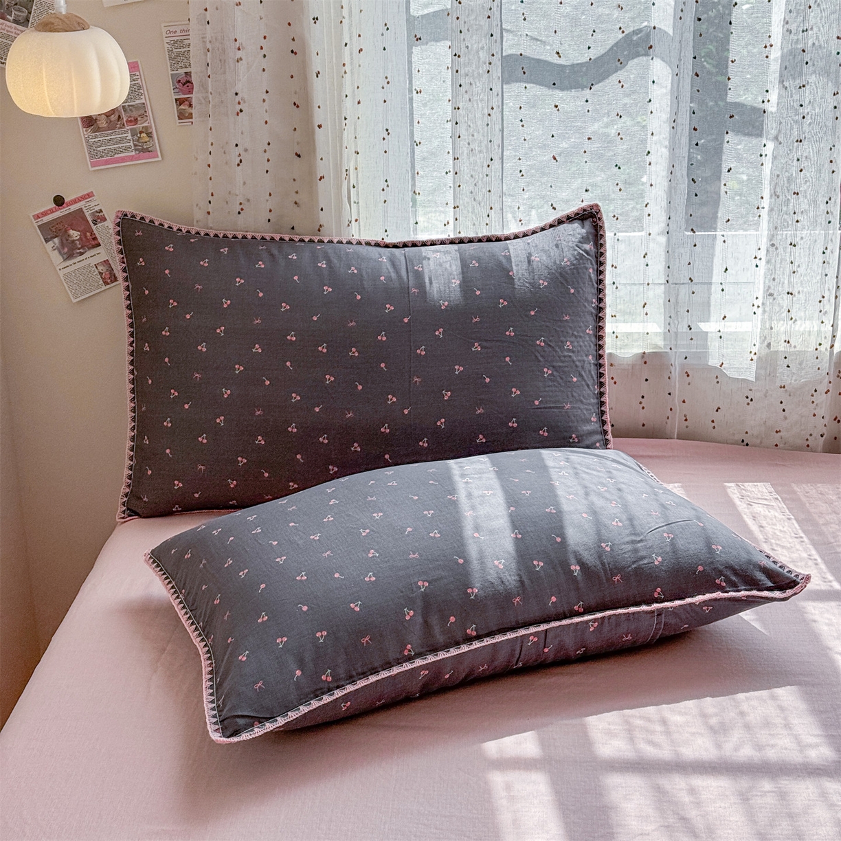 91家纺网 家纺一手货源 找家纺 被窝家纺 2026春夏新款贝壳边全棉双层纱大豆夏凉被空调被夏被四件套 樱桃甜心