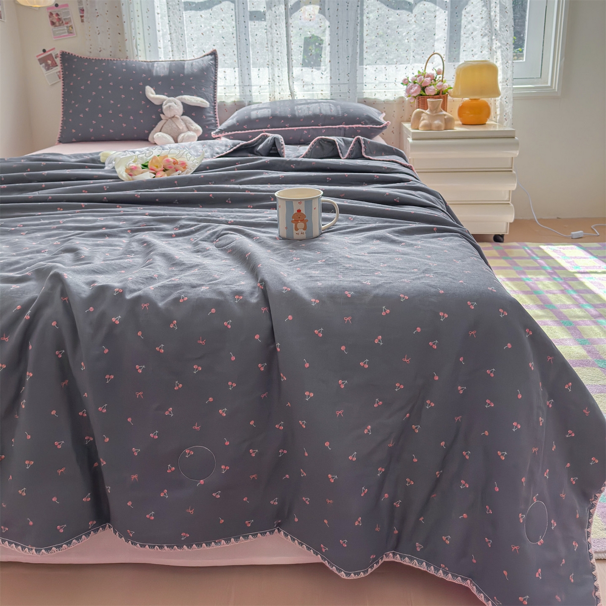 91家纺网 家纺一手货源 找家纺 被窝家纺 2026春夏新款贝壳边全棉双层纱大豆夏凉被空调被夏被四件套 樱桃甜心