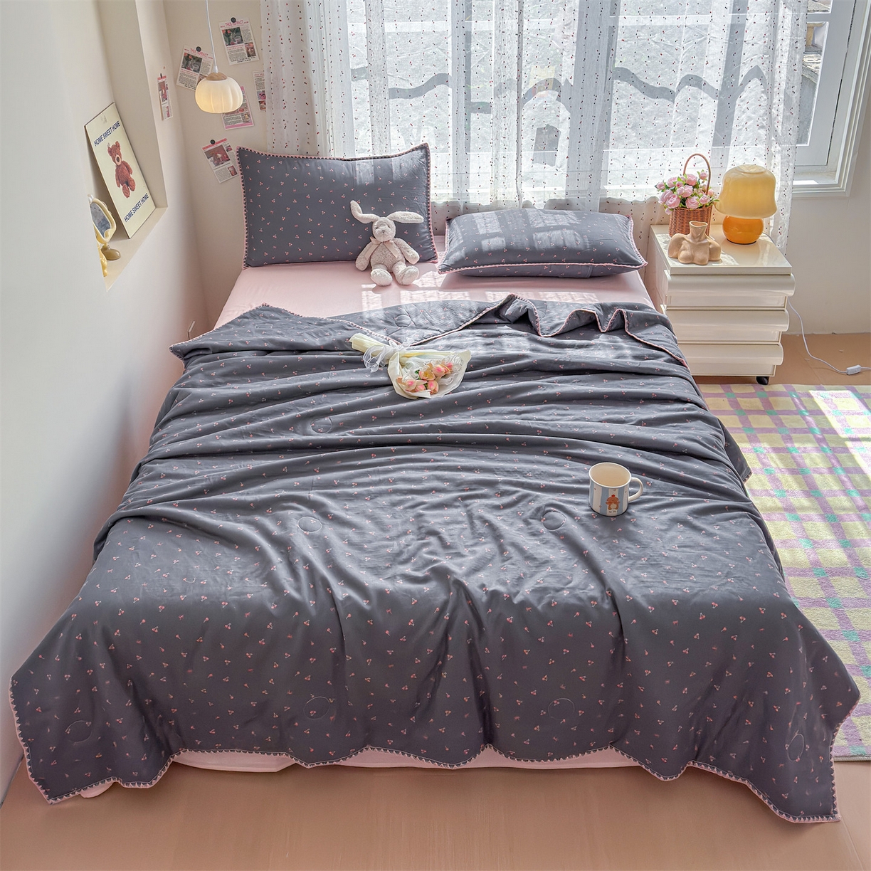 91家纺网 家纺一手货源 找家纺 被窝家纺 2026春夏新款贝壳边全棉双层纱大豆夏凉被空调被夏被四件套 樱桃甜心