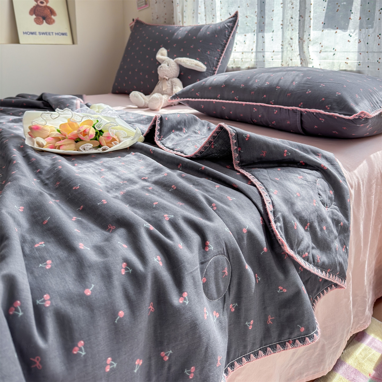 91家纺网 家纺一手货源 找家纺 被窝家纺 2026春夏新款贝壳边全棉双层纱大豆夏凉被空调被夏被四件套 樱桃甜心