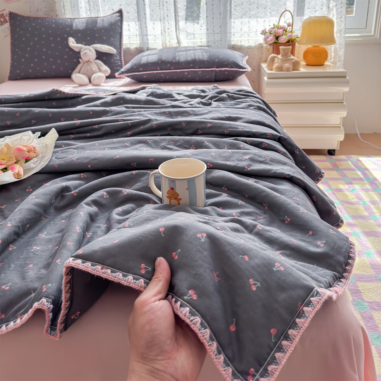 91家纺网 家纺一手货源 找家纺 被窝家纺 2026春夏新款贝壳边全棉双层纱大豆夏凉被空调被夏被四件套 樱桃甜心