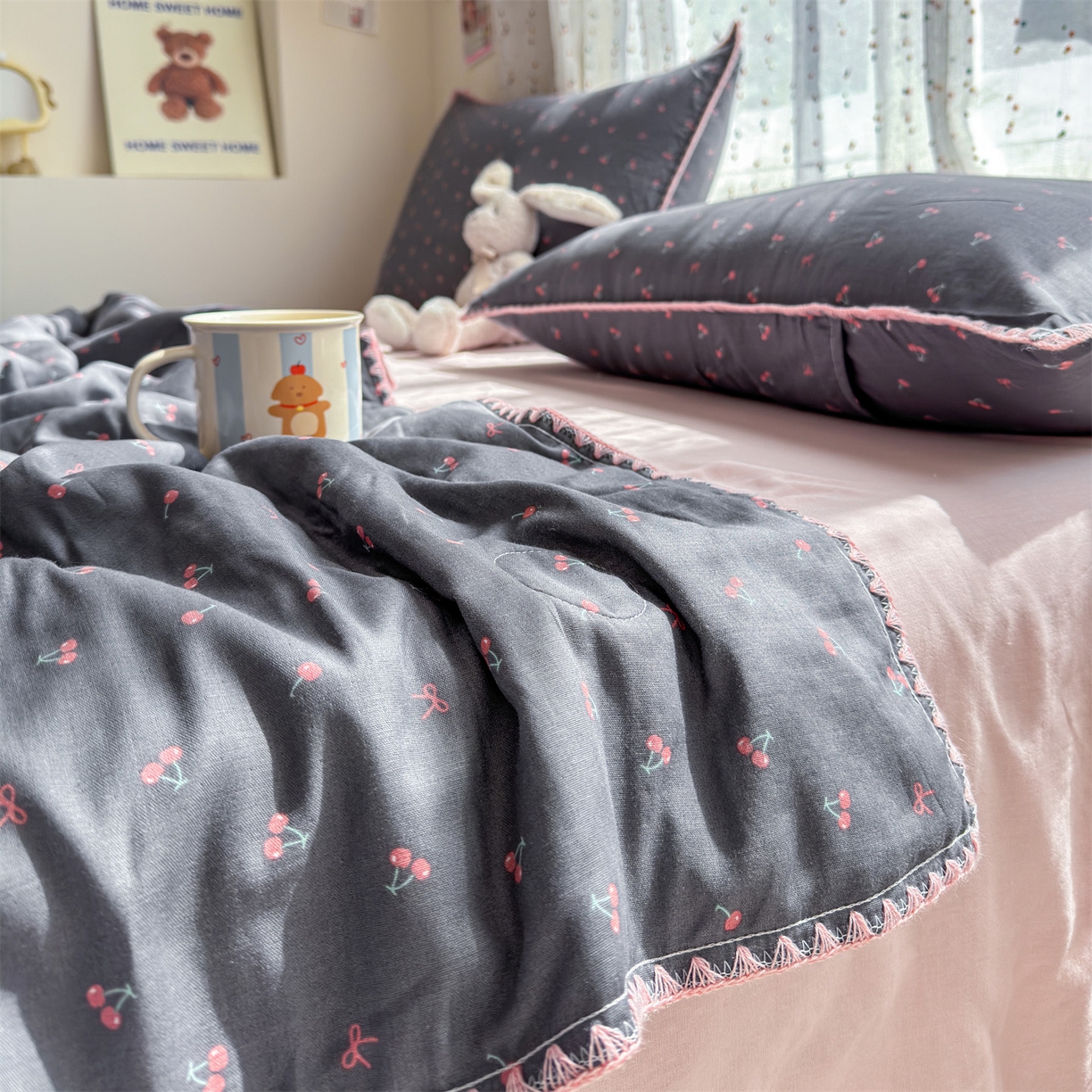 91家纺网 家纺一手货源 找家纺 被窝家纺 2026春夏新款贝壳边全棉双层纱大豆夏凉被空调被夏被四件套 樱桃甜心