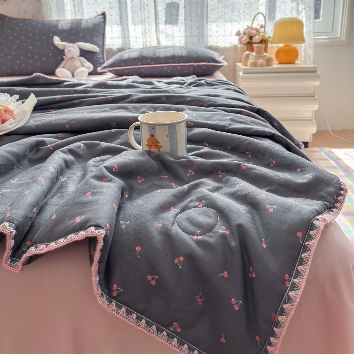 91家纺网 家纺一手货源 找家纺 被窝家纺 2026春夏新款贝壳边全棉双层纱大豆夏凉被空调被夏被四件套 樱桃甜心