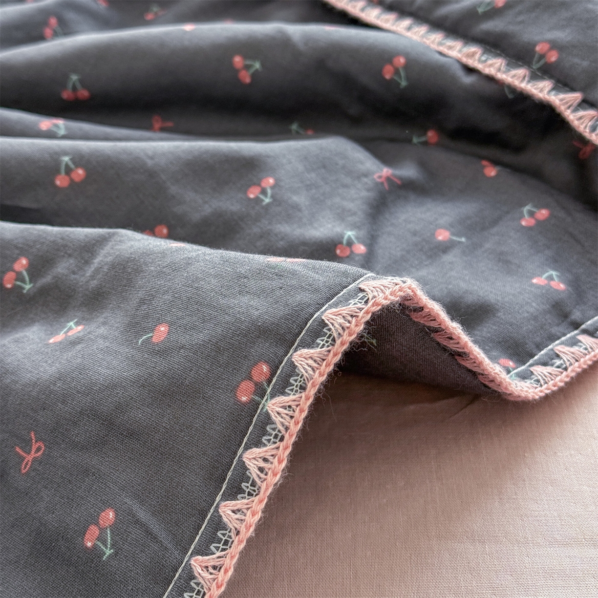 91家纺网 家纺一手货源 找家纺 被窝家纺 2026春夏新款贝壳边全棉双层纱大豆夏凉被空调被夏被四件套 樱桃甜心