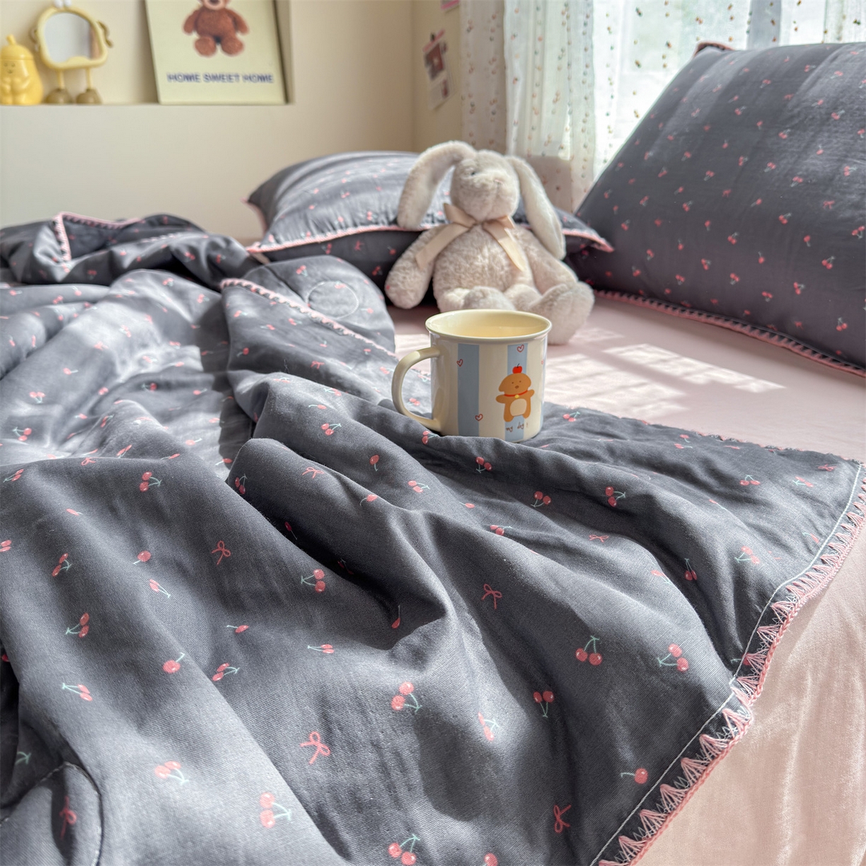 91家纺网 家纺一手货源 找家纺 被窝家纺 2026春夏新款贝壳边全棉双层纱大豆夏凉被空调被夏被四件套 樱桃甜心