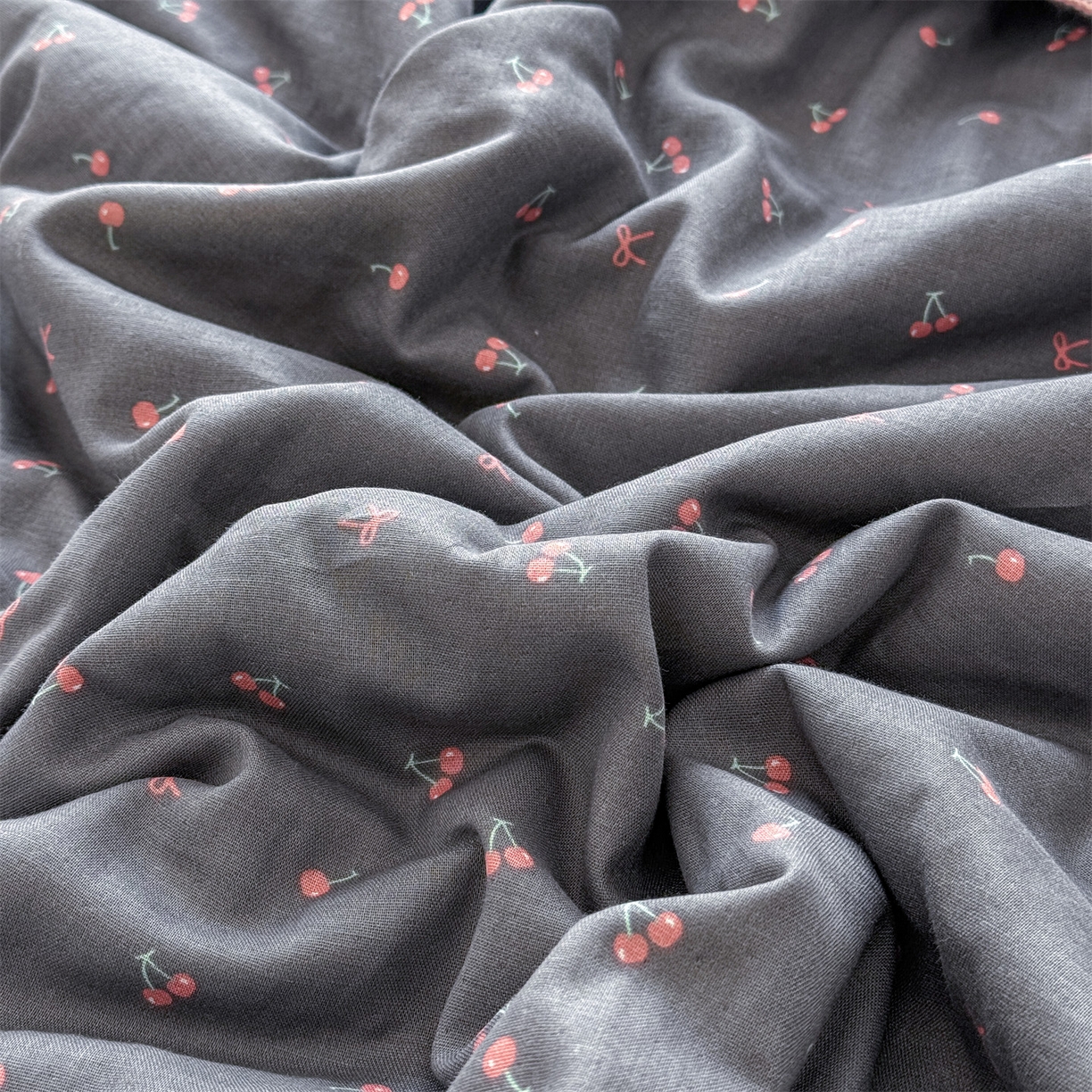 91家纺网 家纺一手货源 找家纺 被窝家纺 2026春夏新款贝壳边全棉双层纱大豆夏凉被空调被夏被四件套 樱桃甜心