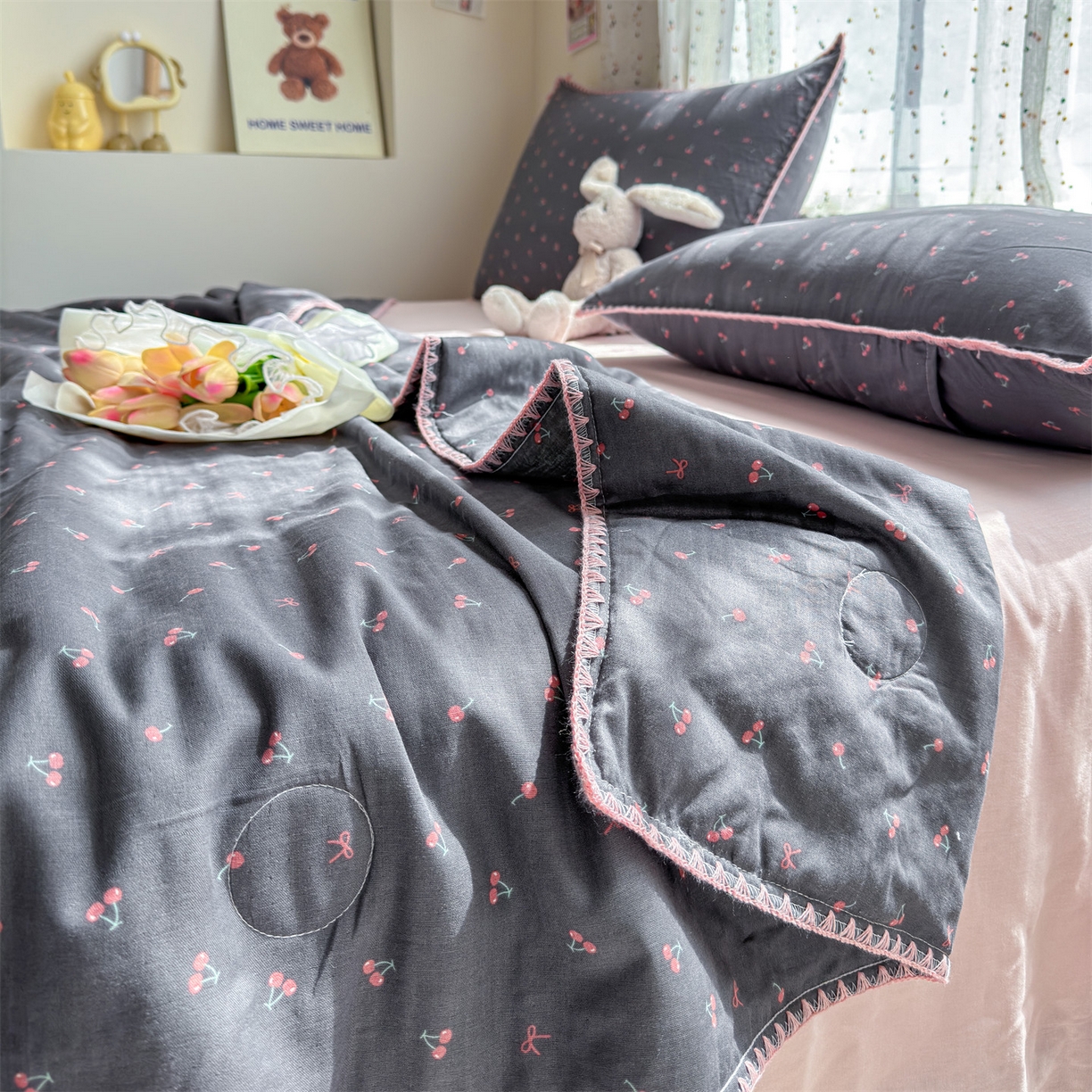 91家纺网 家纺一手货源 找家纺 被窝家纺 2026春夏新款贝壳边全棉双层纱大豆夏凉被空调被夏被四件套 樱桃甜心