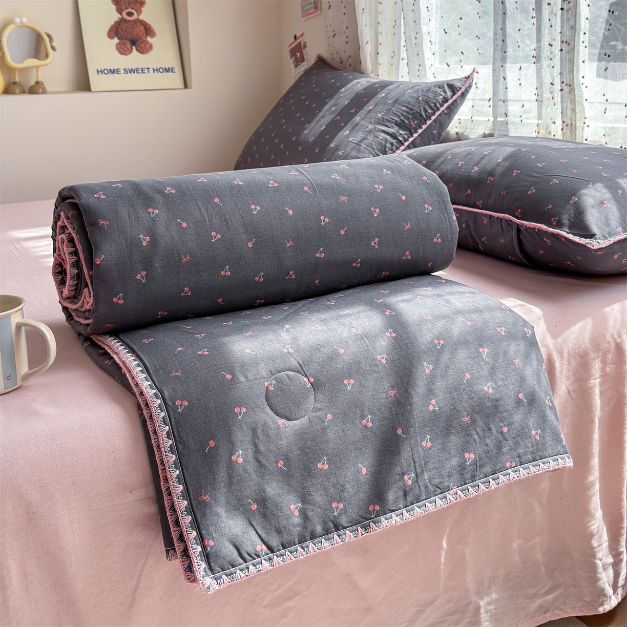 91家纺网 家纺一手货源 找家纺 被窝家纺 2026春夏新款贝壳边全棉双层纱大豆夏凉被空调被夏被四件套 樱桃甜心