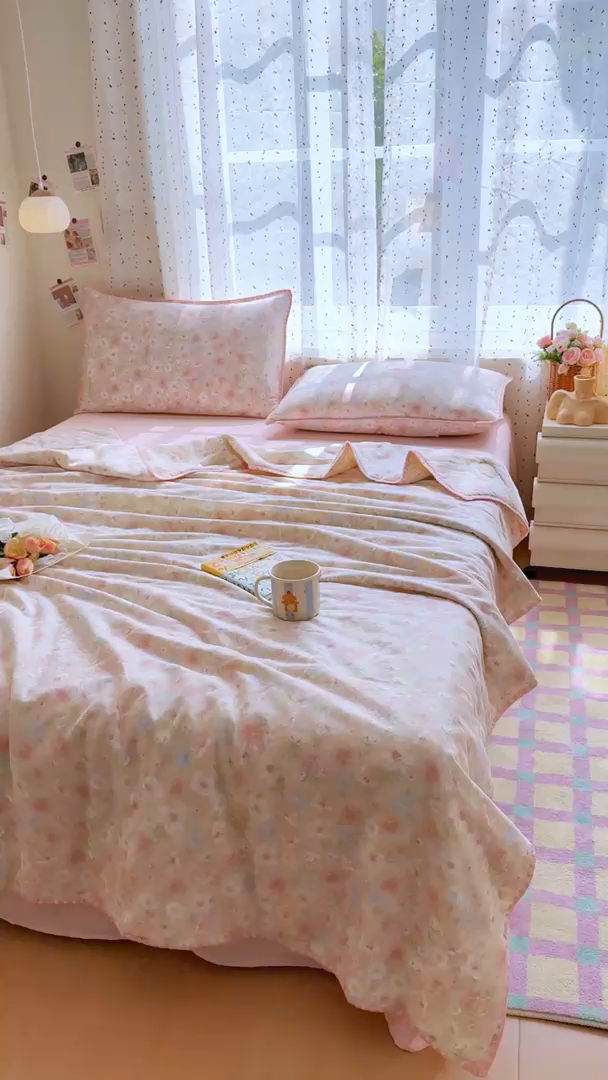 91家纺网 家纺一手货源 找家纺 被窝家纺 2026春夏新款贝壳边全棉双层纱大豆夏凉被空调被夏被四件套 车厘子