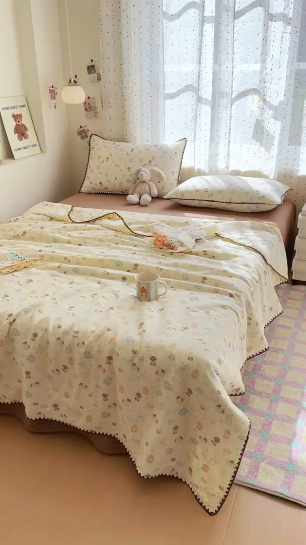 91家纺网 家纺一手货源 找家纺 被窝家纺 2026春夏新款贝壳边全棉双层纱大豆夏凉被空调被夏被四件套 泡芙狗