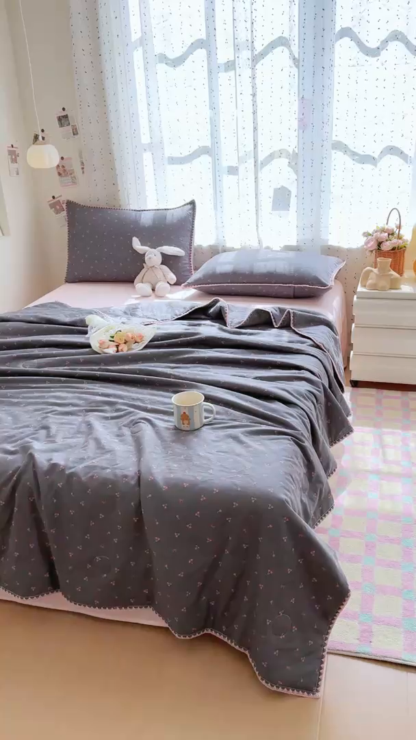 91家纺网 家纺一手货源 找家纺 被窝家纺 2026春夏新款贝壳边全棉双层纱大豆夏凉被空调被夏被四件套 樱桃甜心