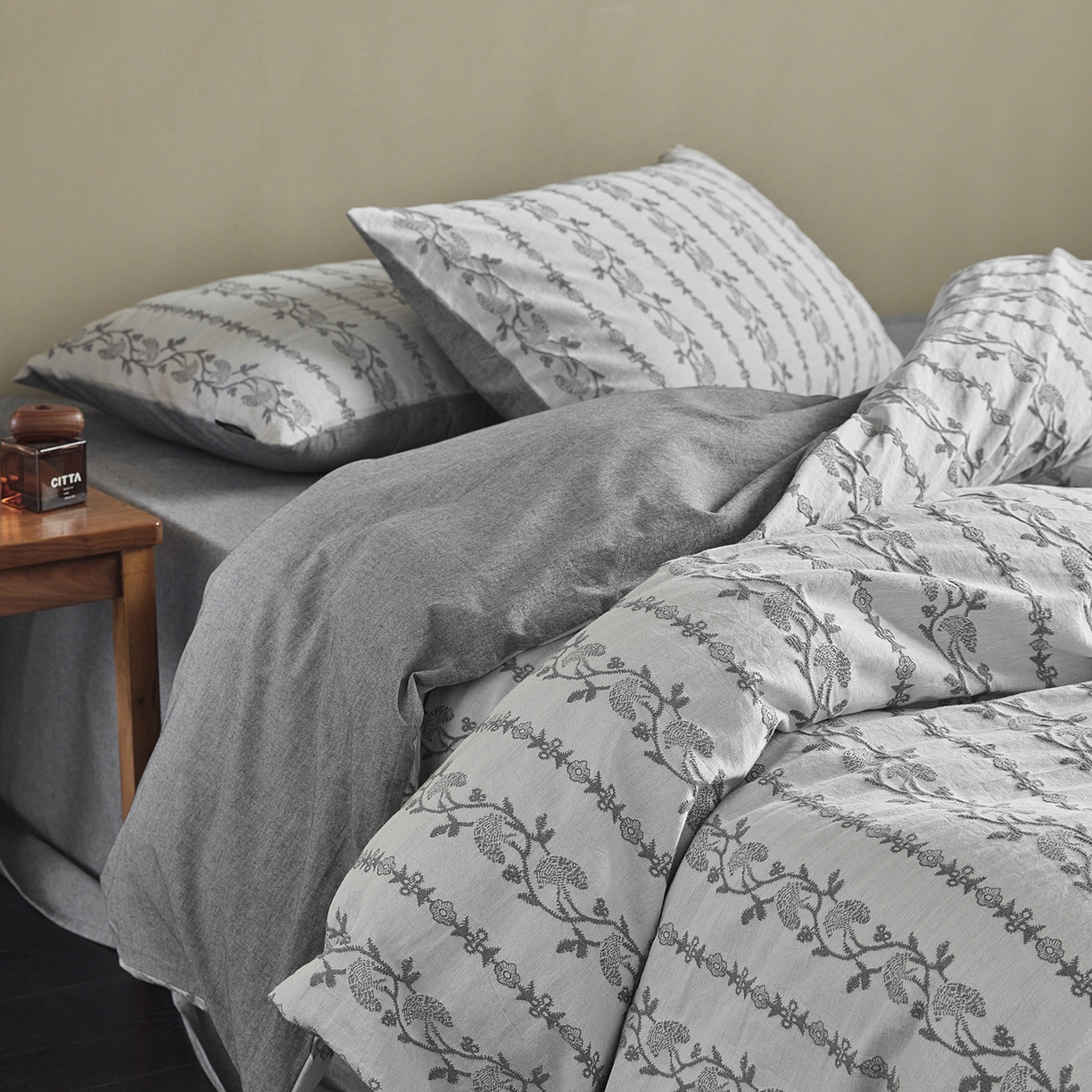 91家纺网 家纺一手货源 找家纺 沐珩家纺 2026新款40s精梳厚织水洗提花厚织提花麻感水洗全棉四件套（风格一） 茉白-麻蓝