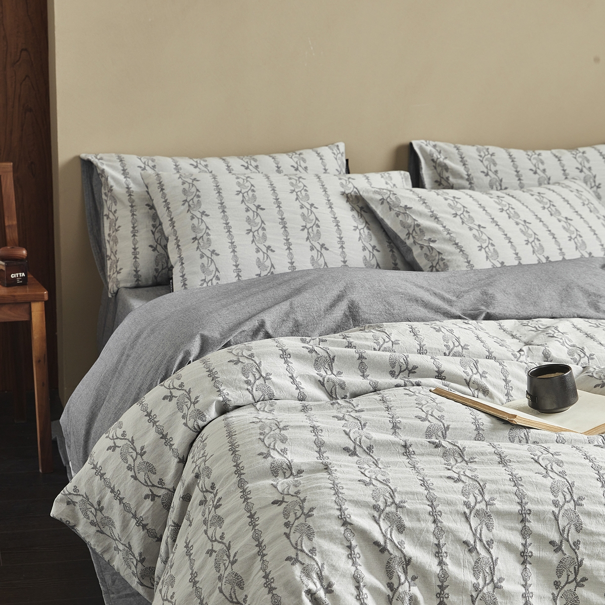 91家纺网 家纺一手货源 找家纺 沐珩家纺 2026新款40s精梳厚织水洗提花厚织提花麻感水洗全棉四件套（风格一） 茉白-麻蓝