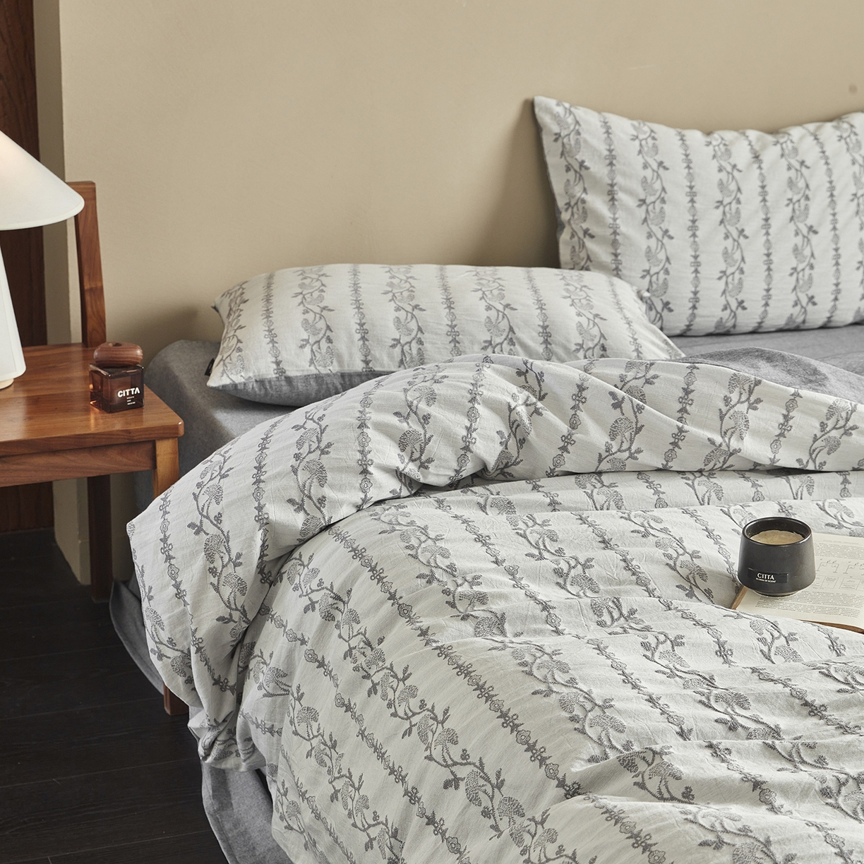 91家纺网 家纺一手货源 找家纺 沐珩家纺 2026新款40s精梳厚织水洗提花厚织提花麻感水洗全棉四件套（风格一） 茉白-麻蓝