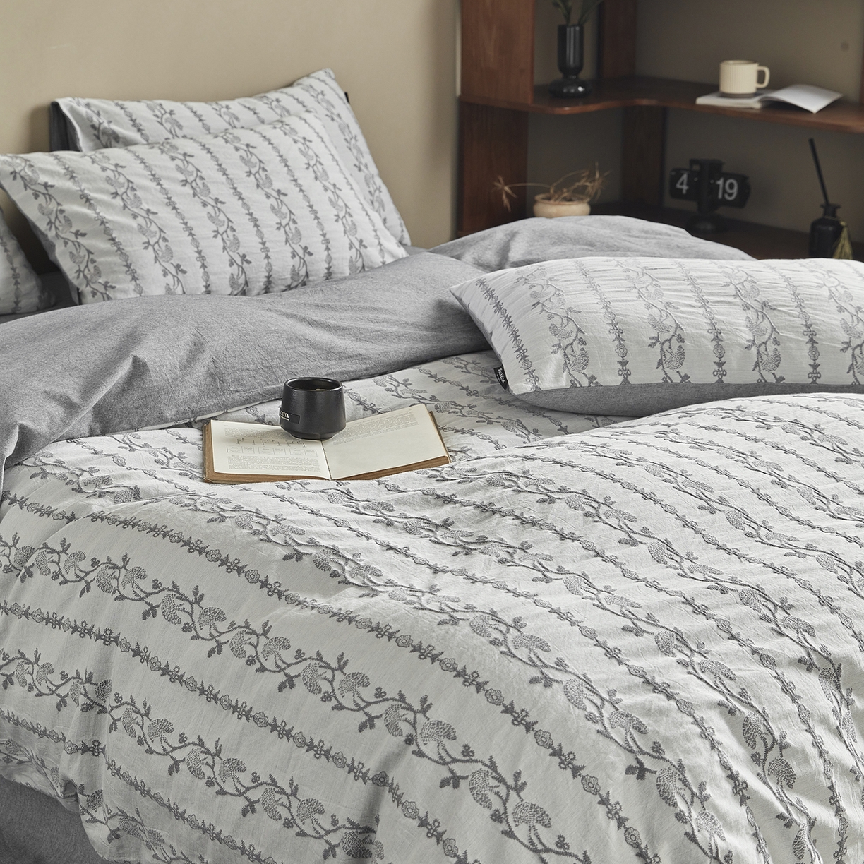 91家纺网 家纺一手货源 找家纺 沐珩家纺 2026新款40s精梳厚织水洗提花厚织提花麻感水洗全棉四件套（风格一） 茉白-麻蓝