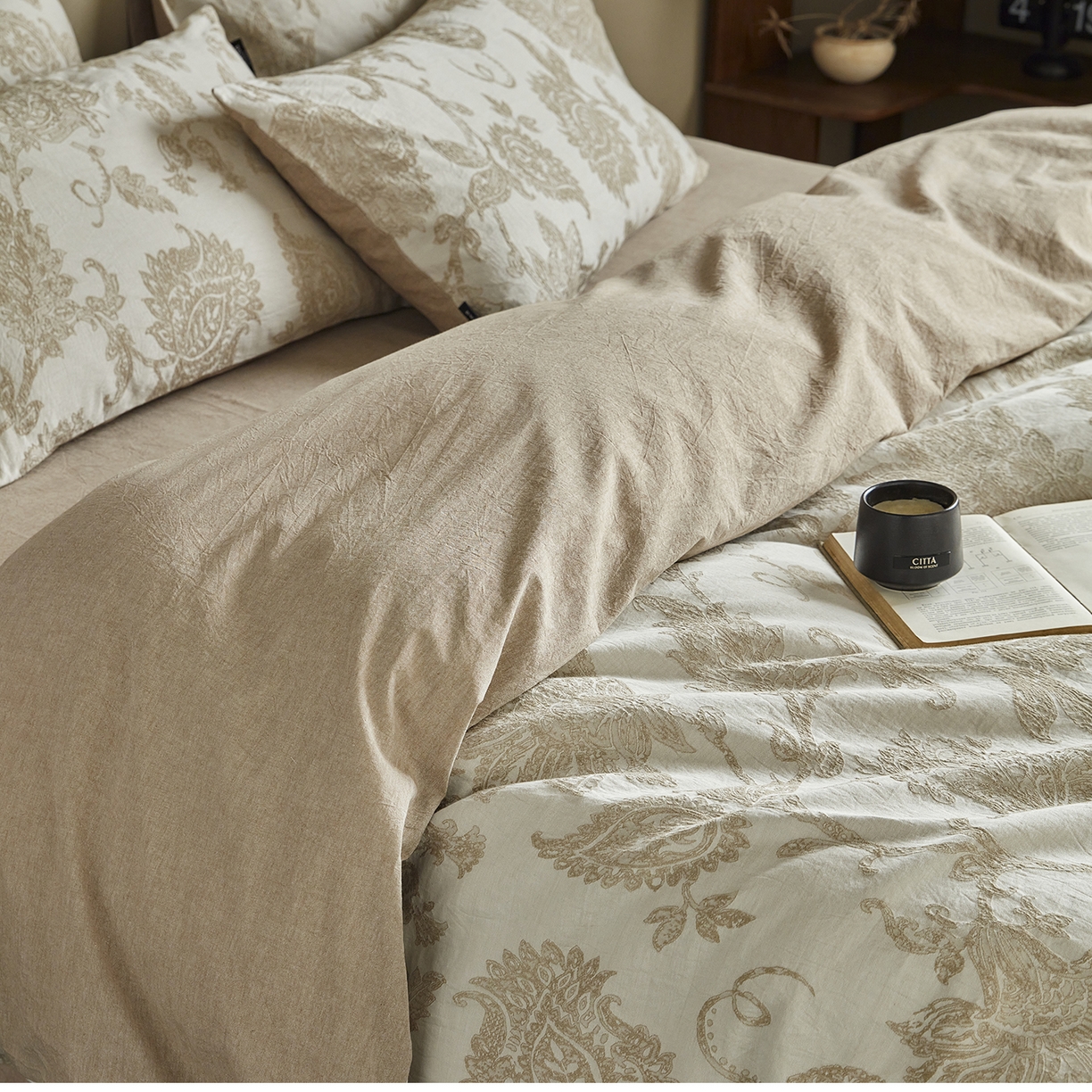 91家纺网 家纺一手货源 找家纺 沐珩家纺 2026新款40s精梳厚织水洗提花厚织提花麻感水洗全棉四件套（风格一） 奈予-驼麻