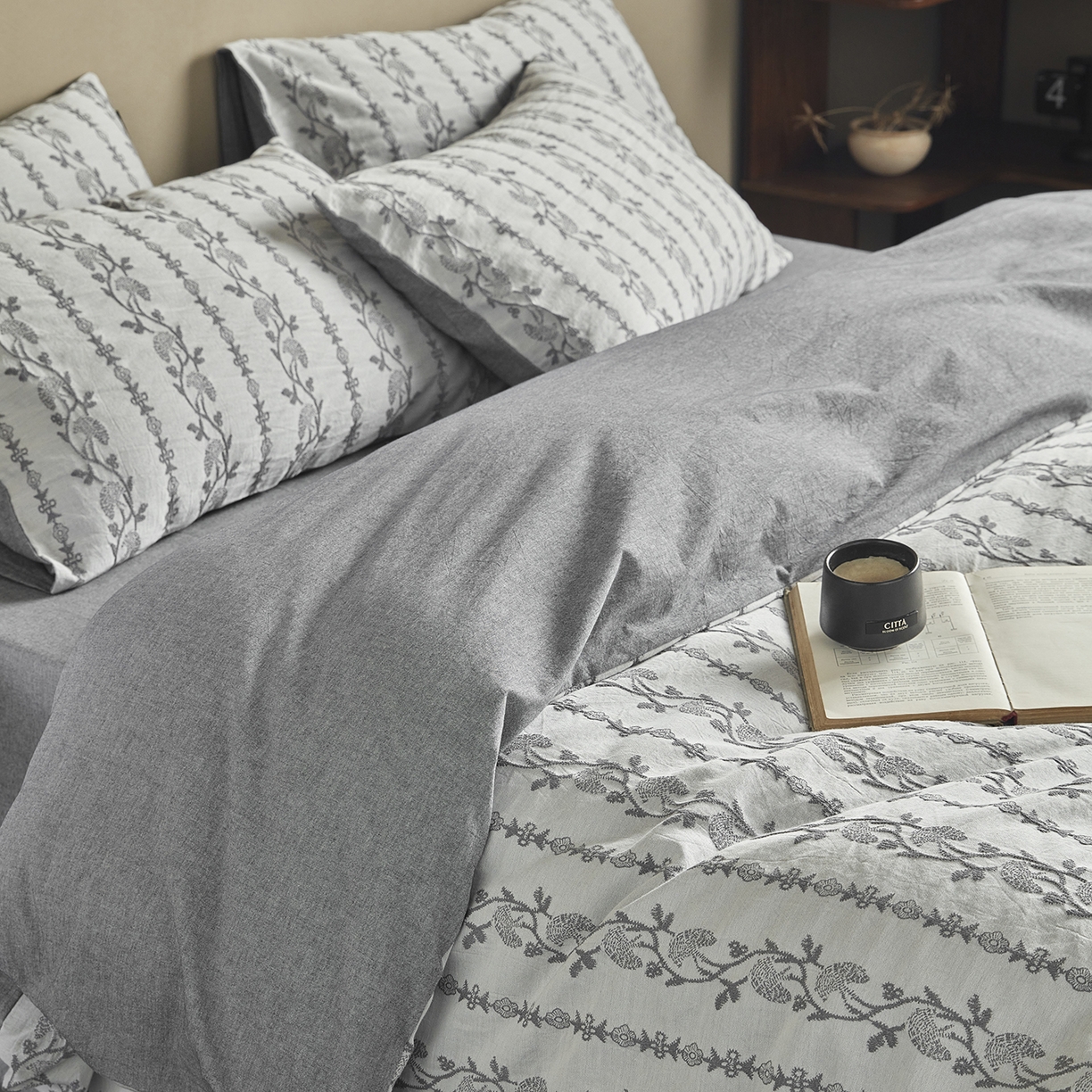 91家纺网 家纺一手货源 找家纺 沐珩家纺 2026新款40s精梳厚织水洗提花厚织提花麻感水洗全棉四件套（风格一） 茉白-麻蓝