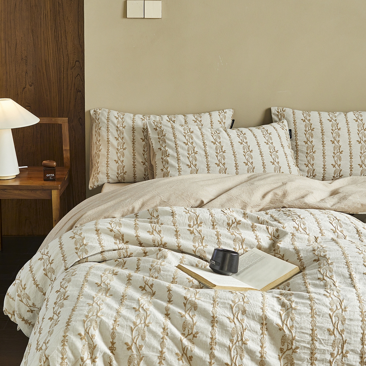 91家纺网 家纺一手货源 找家纺 沐珩家纺 2026新款40s精梳厚织水洗提花厚织提花麻感水洗全棉四件套（风格一） 茉白-麻咖