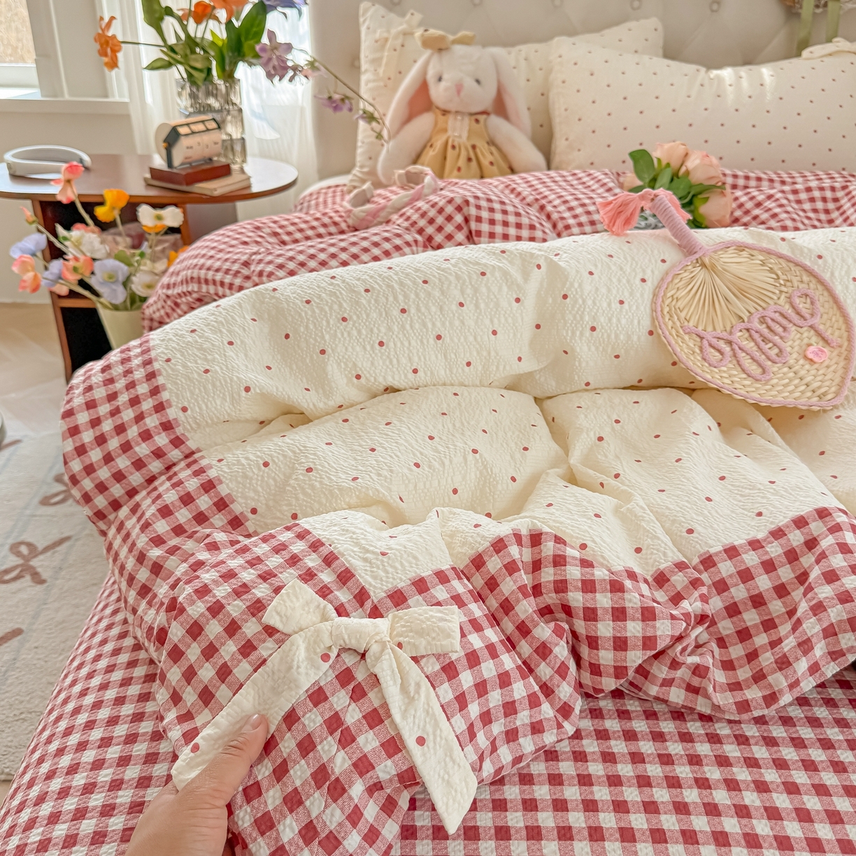 91家纺网 家纺一手货源 找家纺 子钦家纺 2026春夏新款提花泡芙棉蝴蝶结拼角工艺床单床笠四件套-缪斯之恋 缪斯之恋-奶红波点