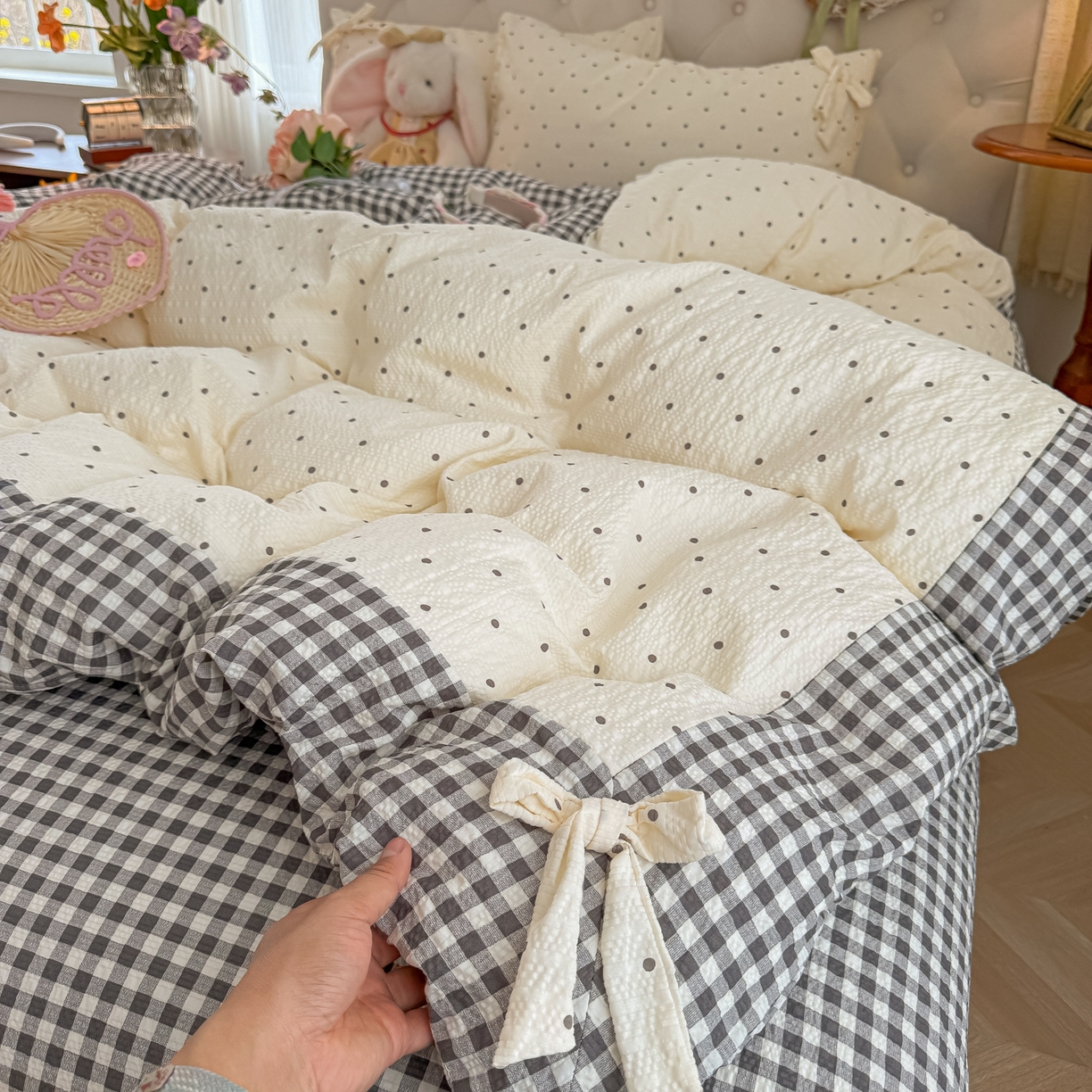 91家纺网 家纺一手货源 找家纺 子钦家纺 2026春夏新款提花泡芙棉蝴蝶结拼角工艺床单床笠四件套-缪斯之恋 缪斯之恋-奶灰波点